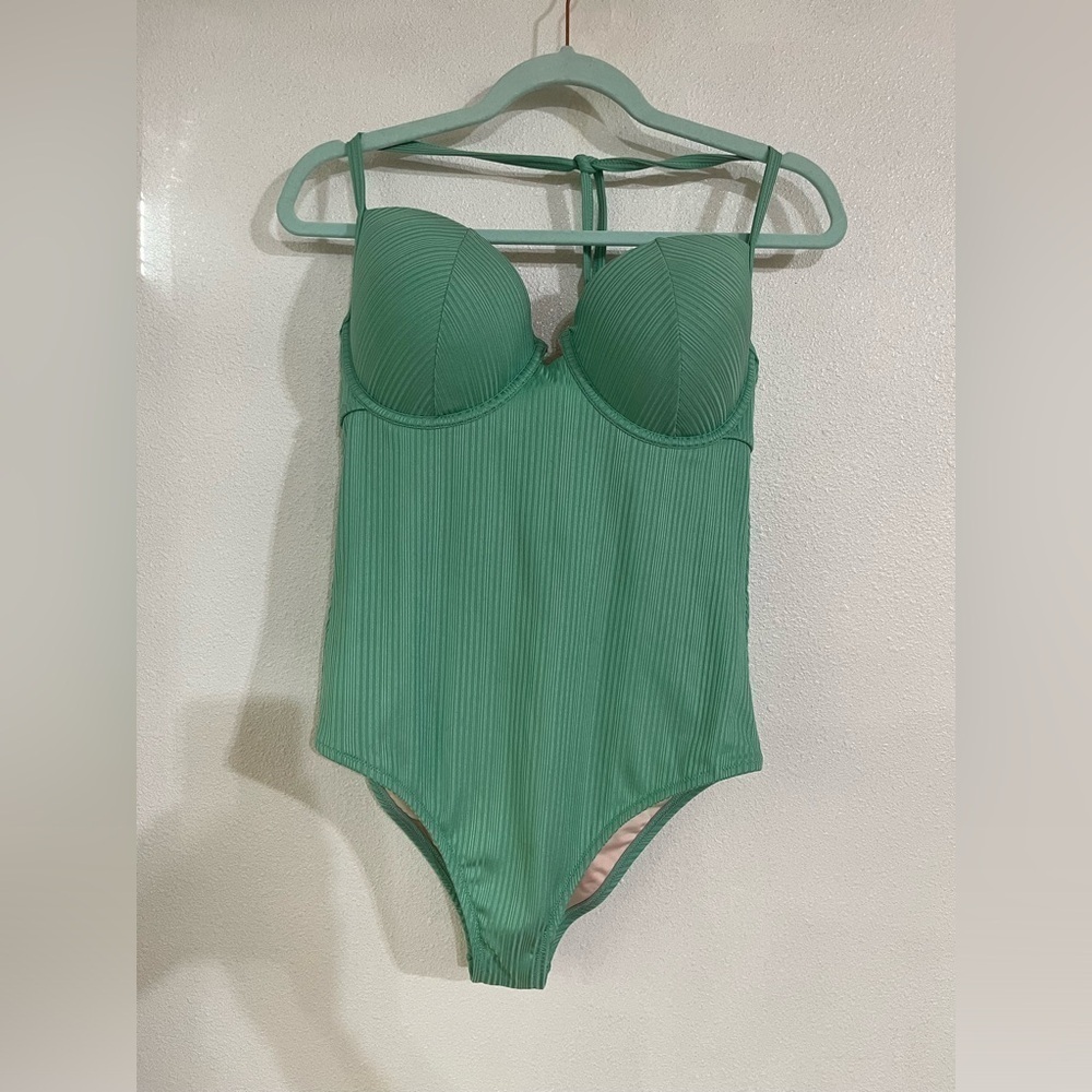 Shade shore, one piece, bathing suit size 36D NWOT